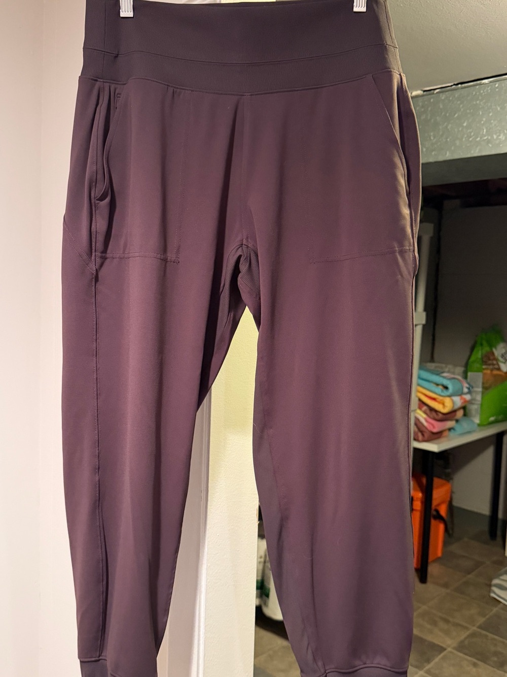 Athleta women’s brown  Performance Jogger Pants - Deep brown